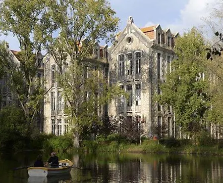 Near Castles And Beaches Marinha Grande